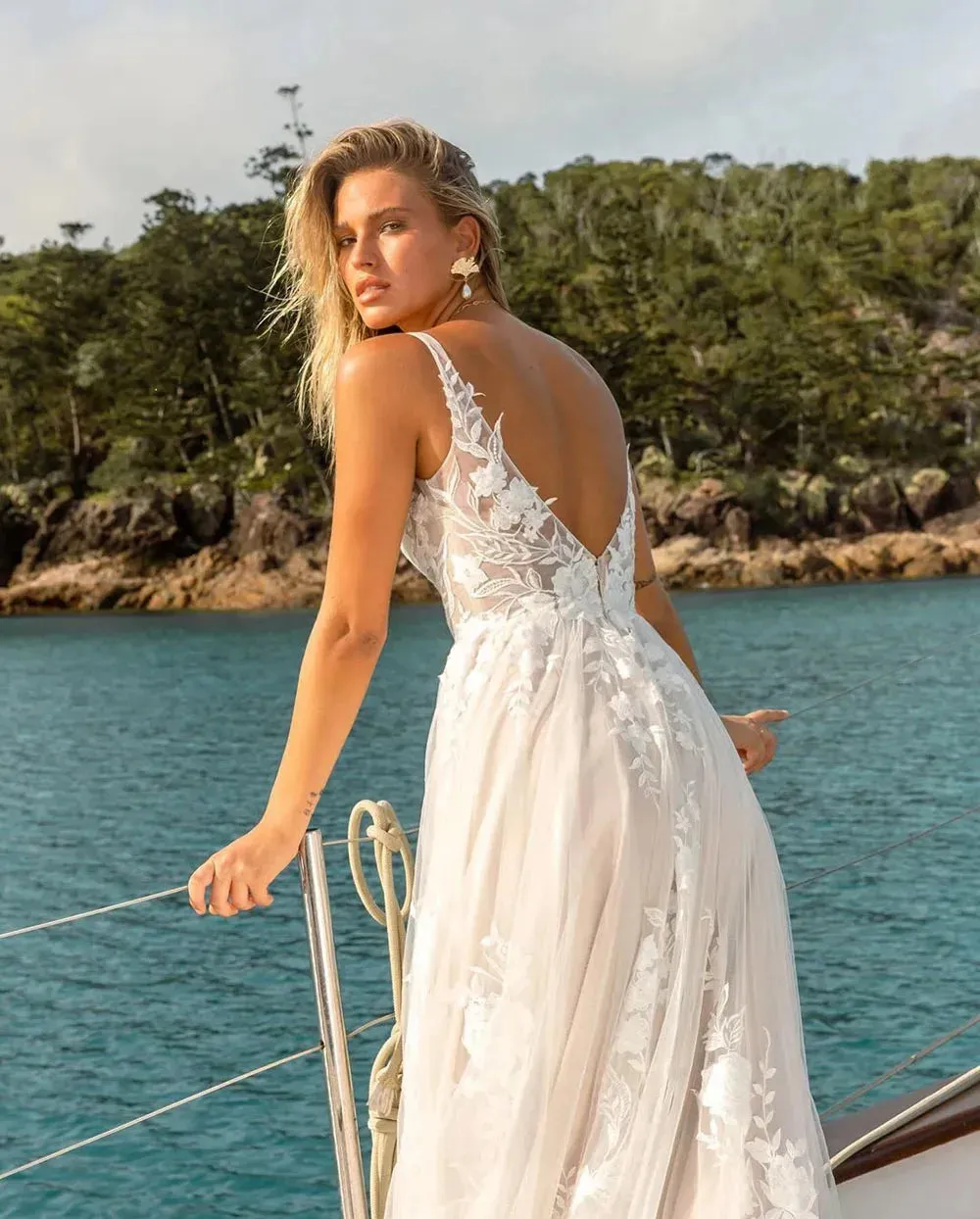 Boho Beach Wedding Dresses Sleeveless Backless Appliques Lace Bridal Gowns Elegant Custom Made Bride Dress