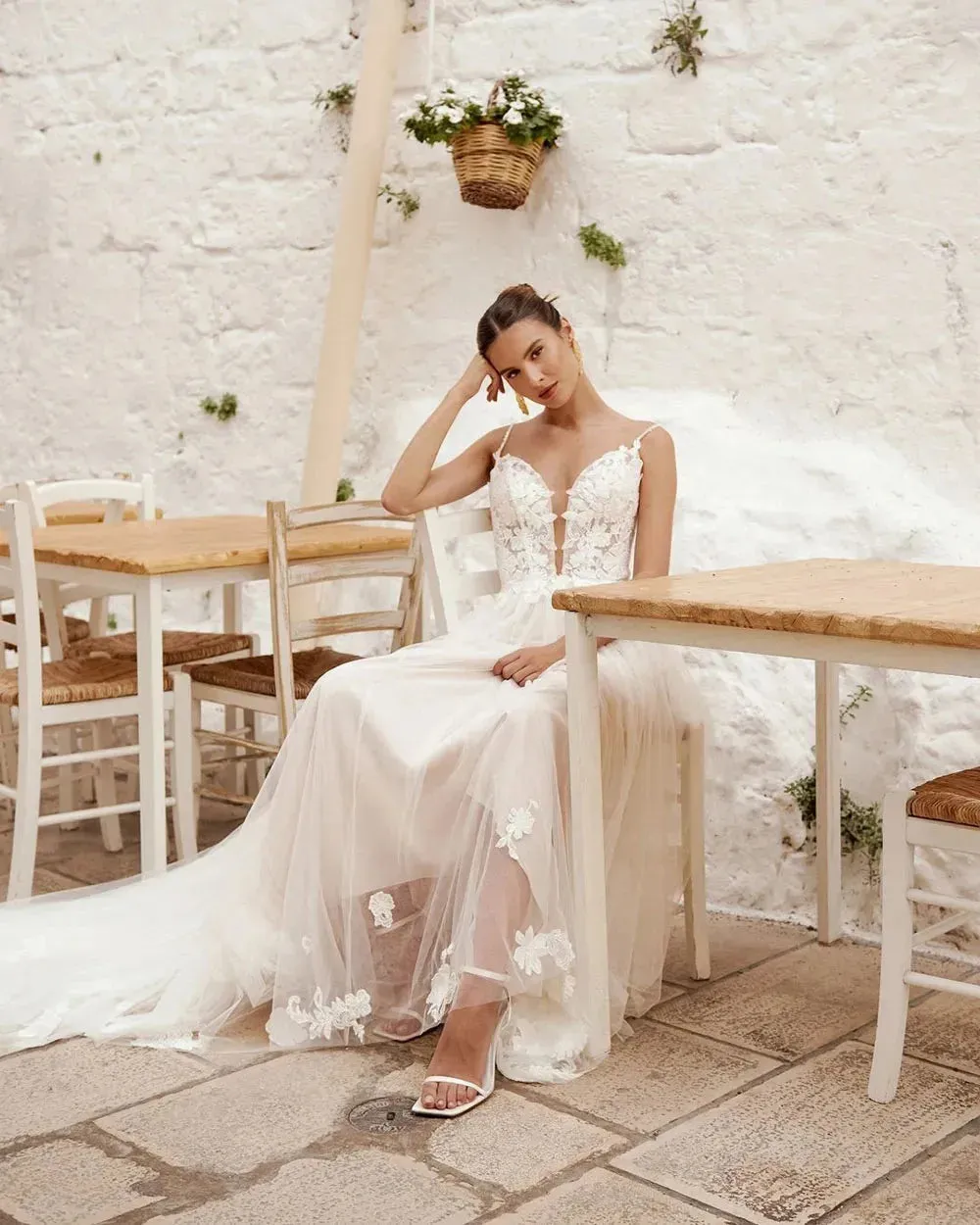 Boho Beach Wedding Dresses Sleeveless Backless Appliques Lace Bridal Gowns Elegant Custom Made Bride Dress
