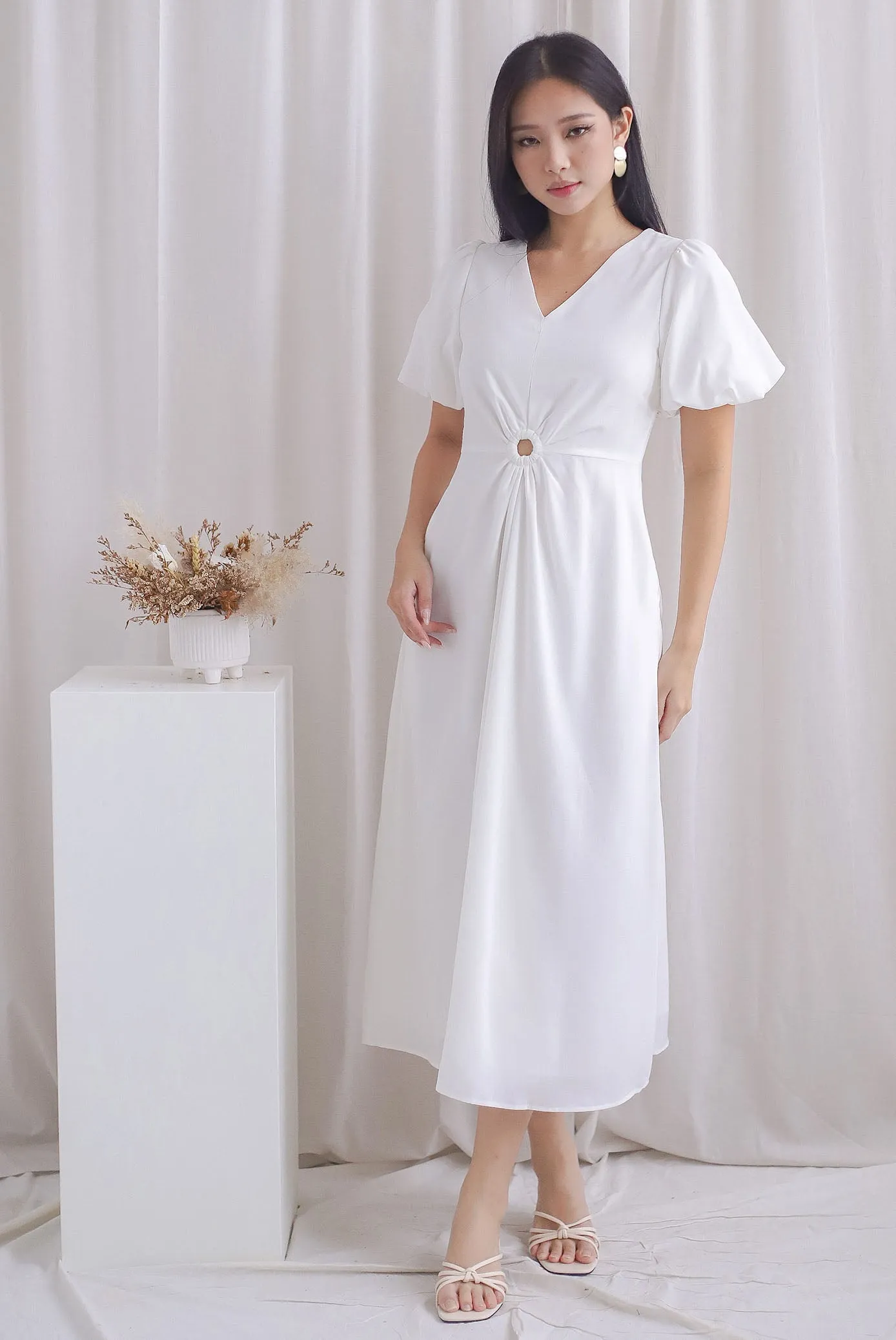 Novelyn Loop Cut Out Sleeved Maxi Dress In White