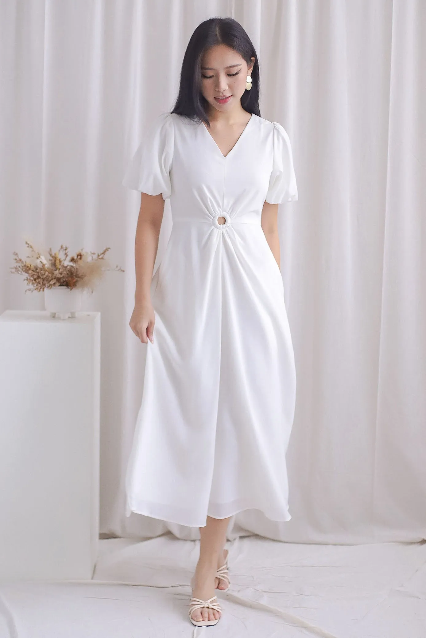 Novelyn Loop Cut Out Sleeved Maxi Dress In White