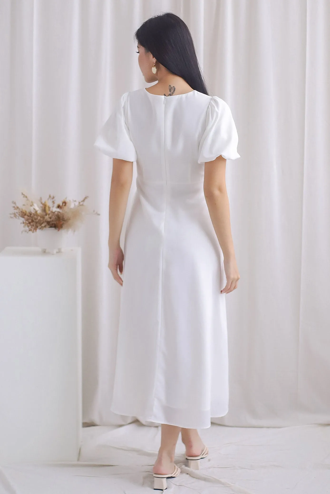 Novelyn Loop Cut Out Sleeved Maxi Dress In White