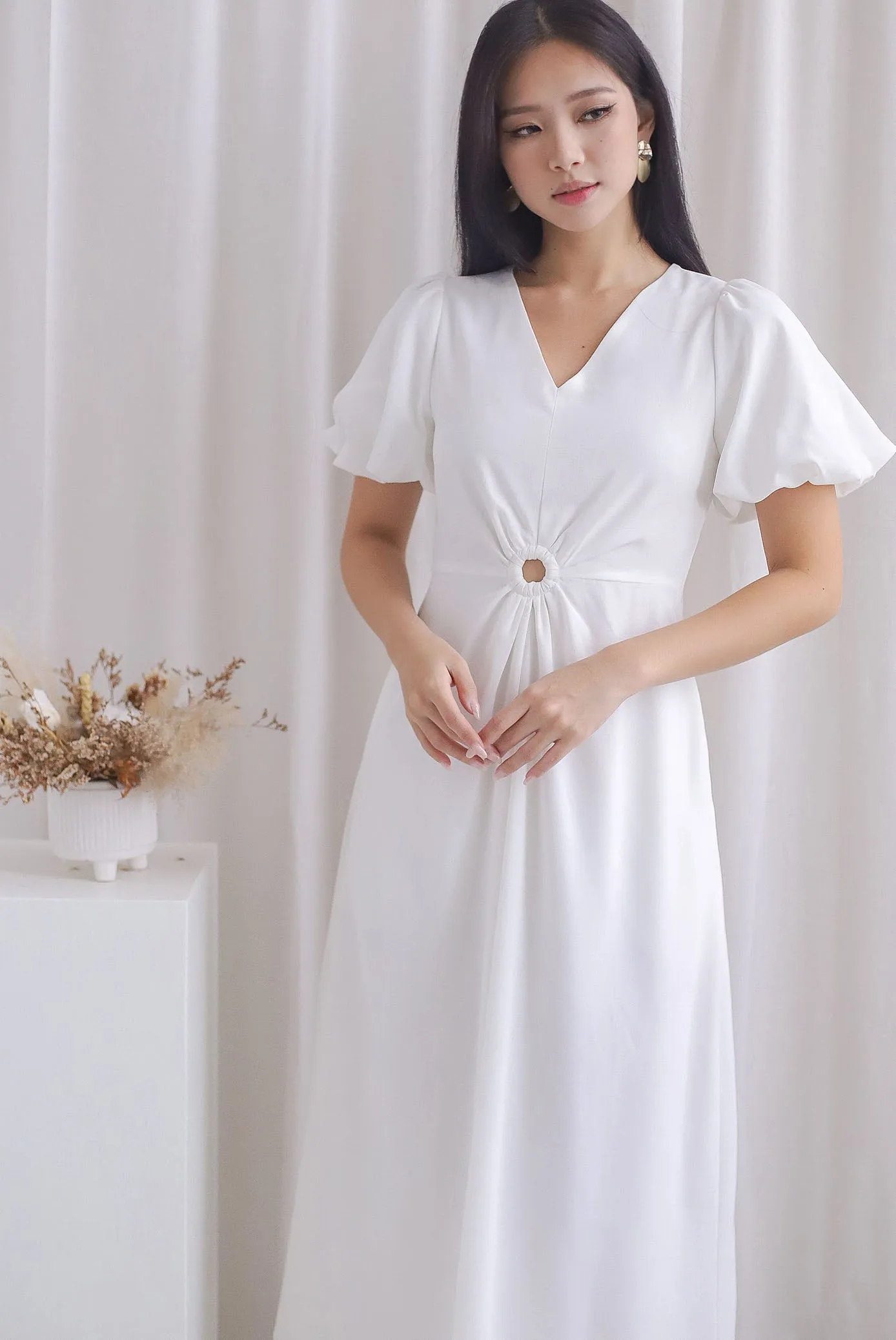 Novelyn Loop Cut Out Sleeved Maxi Dress In White