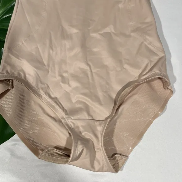 NWT $66 TC Fine [ Medium ] Back Magic High‎ Waist Shaping Briefs Warm Beige